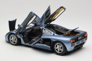 McLaren F1 Moder LCD 1:18 LCD18014-BU Kovina – slika 5 od 8