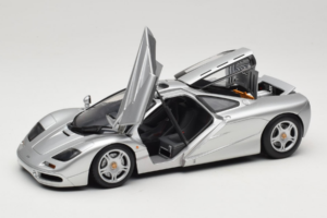 McLaren F1 Srebrn UT Models 1:18 530133180-R1 Kovina – slika 2 od 8