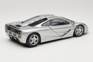 McLaren F1 Srebrn UT Models 1:18 530133180-R1 Kovina – slika 3 od 8