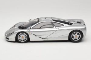 McLaren F1 Srebrn UT Models 1:18 530133180-R1 Kovina – slika 4 od 8