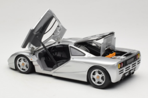 McLaren F1 Srebrn UT Models 1:18 530133180-R1 Kovina – slika 5 od 8