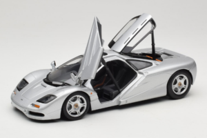 McLaren F1 Srebrn UT Models 1:18 530133180 Kovina – slika 2 od 8
