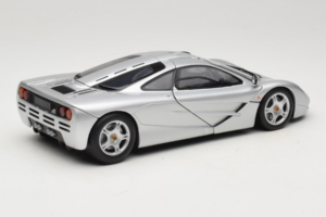 McLaren F1 Srebrn UT Models 1:18 530133180 Kovina – slika 3 od 8