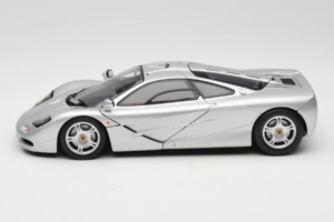 McLaren F1 Srebrn UT Models 1:18 530133180 Kovina – slika 4 od 8