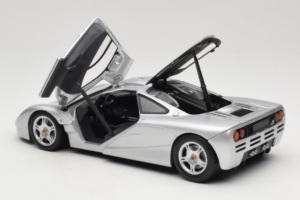 McLaren F1 Srebrn UT Models 1:18 530133180 Kovina – slika 5 od 8