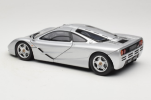 McLaren F1 Srebrn UT Models 1:18 530133180 Kovina – slika 7 od 8