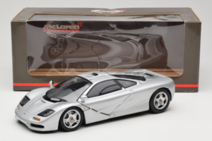 McLaren F1 Srebrn UT Models 1:18 530133180 Kovina – slika 8 od 8