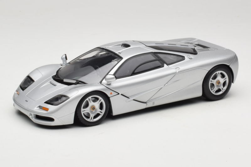 McLaren F1 Srebrn UT Models 1:18 530133180 Kovina