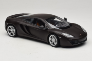 McLaren MP4-12C Matt Black Minichamps 1:18 110133021 Kovina – slika 6 od 8