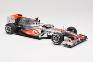 McLaren MP4-25 Mercedes #1 J. Button Vodafone McLaren Showcar F1 2010 Minichamps 1:18 530101801 Kovina – slika 4 od 7