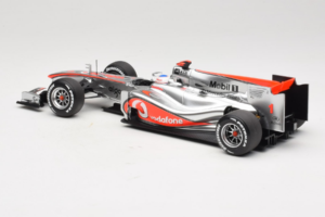 McLaren MP4-25 Mercedes #1 J. Button Vodafone McLaren Showcar F1 2010 Minichamps 1:18 530101801 Kovina – slika 5 od 7