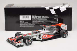 McLaren MP4-25 Mercedes #1 J. Button Vodafone McLaren Showcar F1 2010 Minichamps 1:18 530101801 Kovina – slika 6 od 7