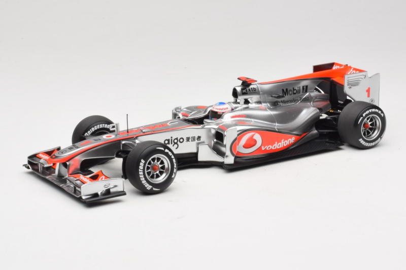 McLaren MP4-25 Mercedes #1 J. Button Vodafone McLaren Showcar F1 2010 Minichamps 1:18 530101801 Kovina