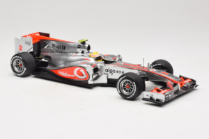 McLaren MP4-25 Mercedes #2 L. Hamilton Vodafone McLaren F1 2010 Minichamps 1:18 530101802 Kovina – slika 4 od 7