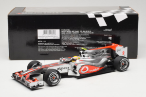 McLaren MP4-25 Mercedes #2 L. Hamilton Vodafone McLaren F1 2010 Minichamps 1:18 530101802 Kovina – slika 6 od 7