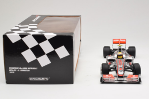 McLaren MP4-25 Mercedes #2 L. Hamilton Vodafone McLaren F1 2010 Minichamps 1:18 530101802 Kovina – slika 7 od 7
