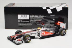 McLaren MP4-26 Mercedes #3 L. Hamilton Vodafone McLaren F1 2011 Minichamps 1:18 530111803 Kovina – slika 6 od 7