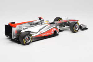 McLaren MP4-26 Mercedes #3 L. Hamilton Vodafone McLaren Showcar F1 2011 Minichamps 1:18 530111873 Kovina – slika 2 od 7