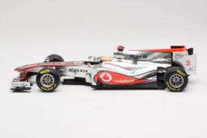 McLaren MP4-26 Mercedes #3 L. Hamilton Vodafone McLaren Showcar F1 2011 Minichamps 1:18 530111873 Kovina – slika 3 od 7