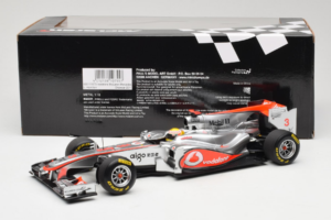 McLaren MP4-26 Mercedes #3 L. Hamilton Vodafone McLaren Showcar F1 2011 Minichamps 1:18 530111873 Kovina – slika 6 od 7