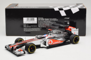 McLaren MP4-27 Mercedes #3 J. Button Vodafone McLaren Showcar F1 2012 Minichamps 1:18 530121873 Kovina – slika 6 od 7
