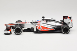 McLaren MP4-28 Mercedes #5 J. Button Vodafone McLaren F1 2013 Minichamps 1:18 530131805 Kovina – slika 3 od 7