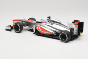 McLaren MP4-28 Mercedes #5 J. Button Vodafone McLaren F1 2013 Minichamps 1:18 530131805 Kovina – slika 5 od 7