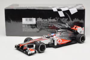 McLaren MP4-28 Mercedes #5 J. Button Vodafone McLaren F1 2013 Minichamps 1:18 530131805 Kovina – slika 6 od 7