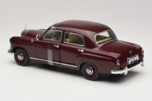 Mercedes 180 Ponton Temno Rdeč Revell 1:18 08876 Kovina – slika 5 od 6