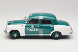 Mercedes 180 Ponton Polizei Revell 1:18 08863 Kovina – slika 3 od 6