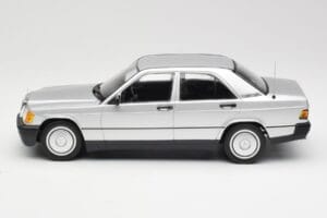 Mercedes 190E W201 Srebrna Minichamps 1:18 155037004 Kovina – slika 3 od 6