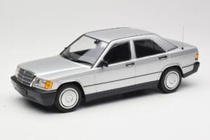 Mercedes 190E W201 Srebrna Minichamps 1:18 155037004 Kovina