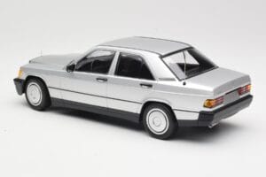 Mercedes 190E W201 Srebrna Minichamps 1:18 155037004 Kovina – slika 5 od 6