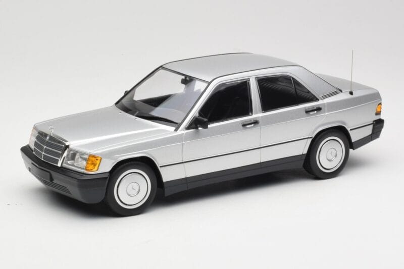 Mercedes 190E W201 Srebrna Minichamps 1:18 155037004 Kovina