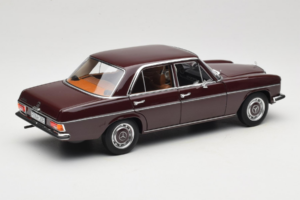 Mercedes 200 W115 Temno Rdečkasto Rjava Norev 1:18 183778 Kovina – slika 3 od 8