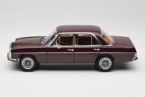 Mercedes 200 W115 Temno Rdečkasto Rjava Norev 1:18 183778 Kovina – slika 4 od 8
