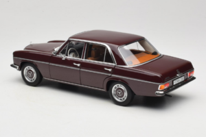 Mercedes 200 W115 Temno Rdečkasto Rjava Norev 1:18 183778 Kovina – slika 7 od 8