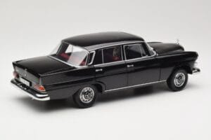 Mercedes 200 W110 Črn Norev 1:18 183574 Kovina – slika 3 od 8