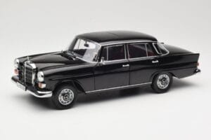 Mercedes 200 W110 Črn Norev 1:18 183574 Kovina