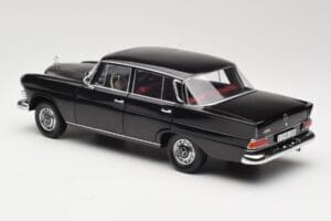 Mercedes 200 W110 Črn Norev 1:18 183574 Kovina – slika 7 od 8
