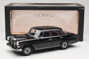 Mercedes 200 W110 Črn Norev 1:18 183574 Kovina – slika 8 od 8