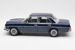 Mercedes 200 W114 Midnight Moder Dealer Edition Norev 1:18 B66040694 Kovina – slika 4 od 8