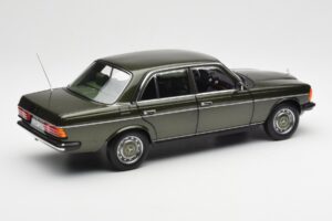 Mercedes 200 W123 Cypress Zelen Metalik Dealer Edition Norev 1:18 B66040654 Kovina – slika 3 od 8
