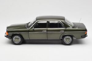 Mercedes 200 W123 Cypress Zelen Metalik Dealer Edition Norev 1:18 B66040654 Kovina – slika 4 od 8