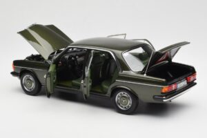 Mercedes 200 W123 Cypress Zelen Metalik Dealer Edition Norev 1:18 B66040654 Kovina – slika 5 od 8