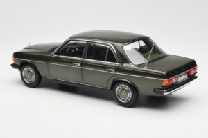 Mercedes 200 W123 Cypress Zelen Metalik Dealer Edition Norev 1:18 B66040654 Kovina – slika 7 od 8