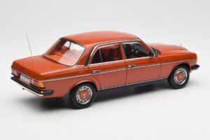 Mercedes 200 W123 English Rdeč Dealer Edition Norev 1:18 B66040653 Kovina – slika 3 od 8