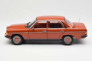 Mercedes 200 W123 English Rdeč Dealer Edition Norev 1:18 B66040653 Kovina – slika 4 od 8