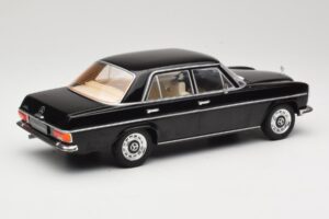 Mercedes 220D W115 Črn MCG 1:18 MCG18117 Kovina – slika 2 od 6