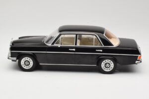 Mercedes 220D W115 Črn MCG 1:18 MCG18117 Kovina – slika 3 od 6